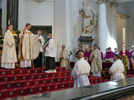 Diakonenweihe im Fuldaer Dom (Foto: Karl-Franz Thiede)